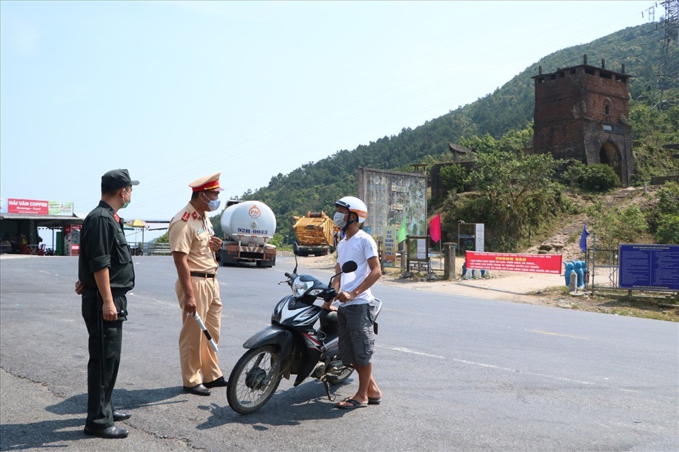 Ngay đỉnh đèo Hải Vân, lực lượng công an cũng chốt chặn để buộc phải quay đầu nếu có xe máy từ vùng dịch Đà Nẵng đi ra đia bàn Thừa Thiên Huế.
