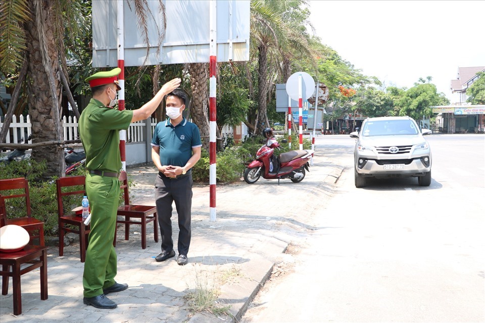 Các phương tiện không xuất phát từ vùng dịch đi qua địa bàn Thừa Thiên Huế được hướng dẫn đi thẳng không dừng và biển số xe sẽ được cập nhật lên hệ thống Hue-S.