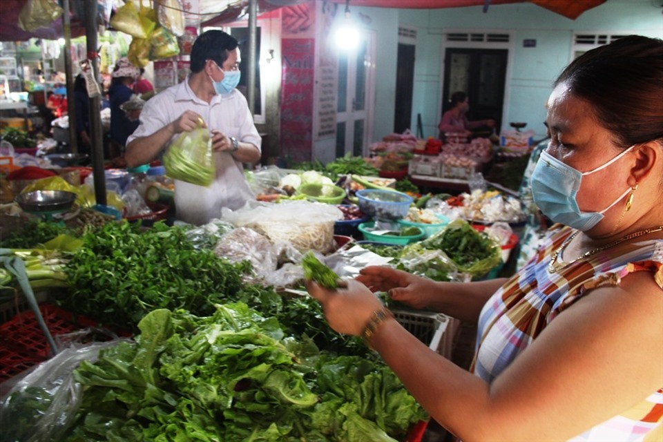 Giá cả các mặt hàng ở chợ không biến động nhiều so với trước dịch. Cá thịt và các loại rau xanh là các mặt hàng được người dân chọn mua nhiều.