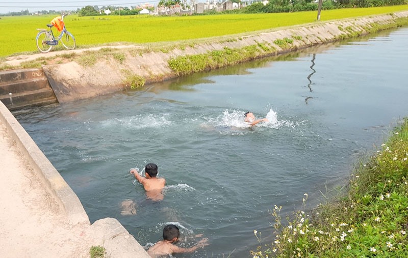 Tình trạng trẻ em bơi lội không an toàn diễn ra ở nhiều địa phương của huyện Triệu Phong - Ảnh: N.T​