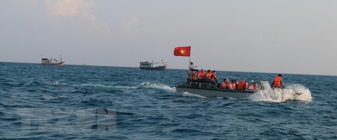 Xuồng máy của tàu Trường Sa 571 đi qua vùng biển nơi có nhiều tàu thuyền của ngư dân Việt Nam đánh bắt hải sản gần khu vực đảo Đá Tây A. (Ảnh: Sỹ Tuyên/TTXVN)