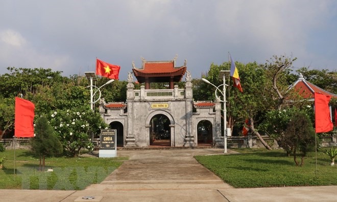 Trước cổng Chùa Trường Sa, tại Thị trấn Trường Sa (huyện Trường Sa, tỉnh Khánh Hoà), cờ Tổ quốc được treo ở vị trí trang trọng. (Ảnh: Sỹ Tuyên/TTXVN)
