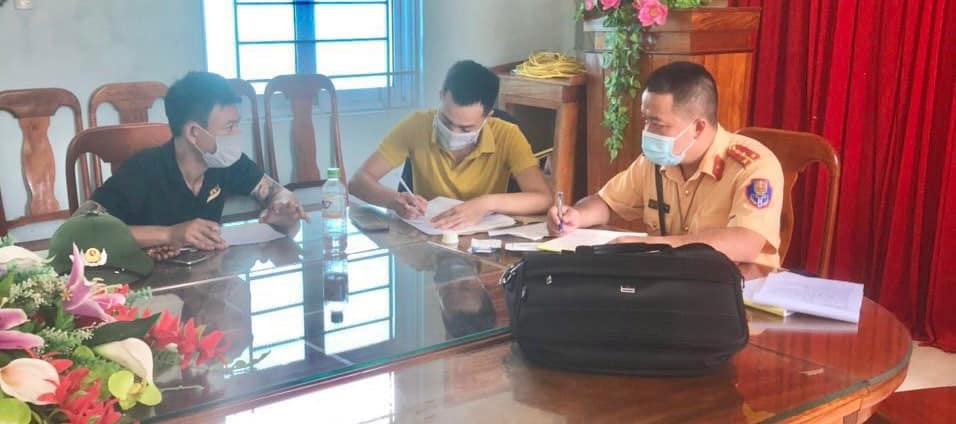 Lực lượng CSGT Công an tỉnh lập biên bản vi phạm đối với lái xe Lê Anh Tuấn - Ảnh: L.M