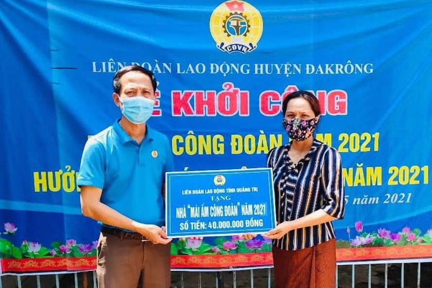 LĐLĐ huyện Đakrông trao tiền hỗ trợ xây dựng nhà ở “Mái ấm Công đoàn” cho chị Hồ Thị Cúc. Ảnh: Công đoàn Đakrông.