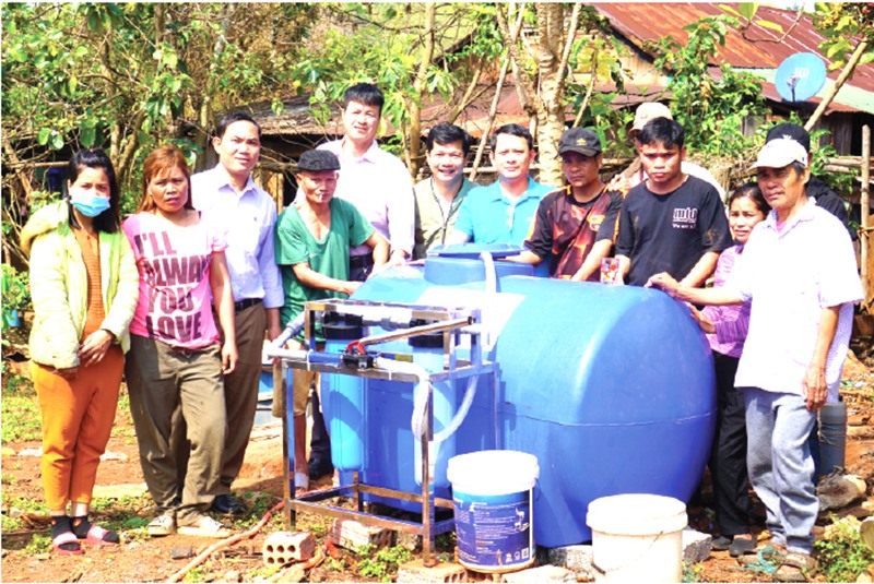 Người dân thôn Xa Ry, xã Hướng Phùng được hỗ trợ giếng khoan, thùng chứa, máy lọc nước - Ảnh: NVCC​