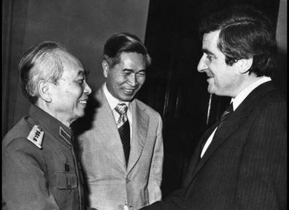 Đại tướng Võ Nguyên Giáp và Bộ trưởng Ngoại giao Nguyễn Cơ Thạch gặp gỡ nhà đồng sáng lập đảng Xã hội Pháp Jean-Pierre Chevènement năm 1982 - Ảnh: Le Monde