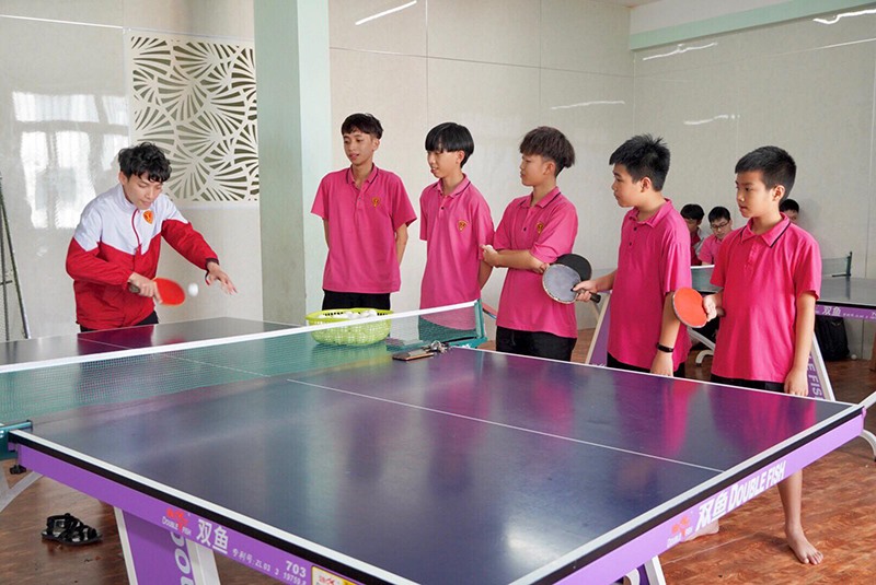 HLV Anh Tài dạy bóng bàn cho học sinh Trường Trưng Vương -Ảnh: M.Đ​