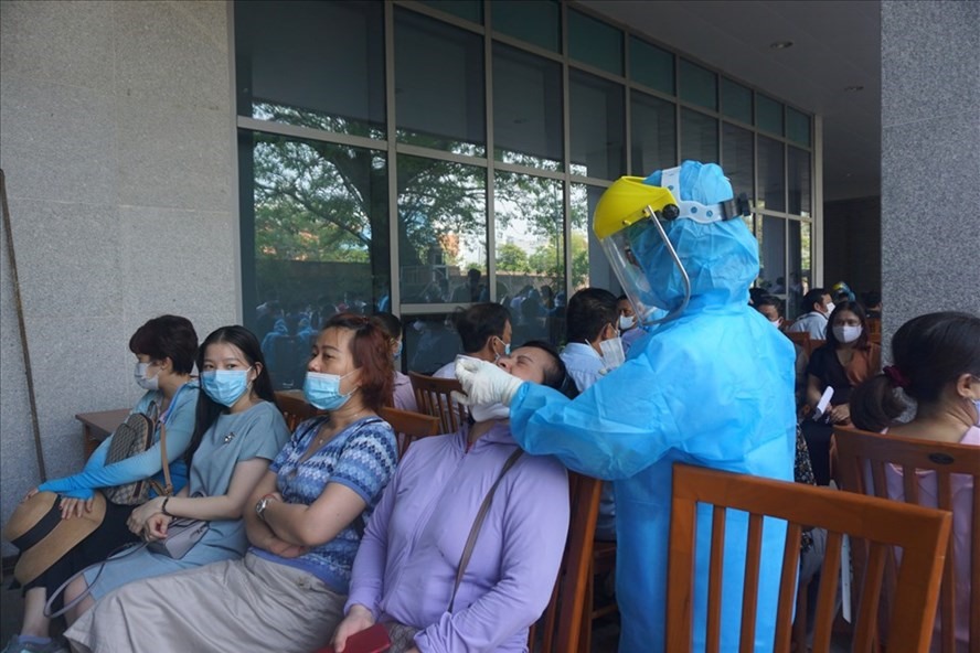 Ngành y tế lấy mẫu xét nghiệm cho những người làm việc ở Trung tâm Hành chính Đà Nẵng. Ảnh: Hữu Long