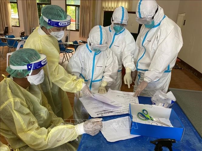 Nhân viên y tế làm nhiệm vụ tại điểm xét nghiệm COVID-19 ở Viêng Chăn, Lào, ngày 7/5/2021. Ảnh: THX/ TTXVN
