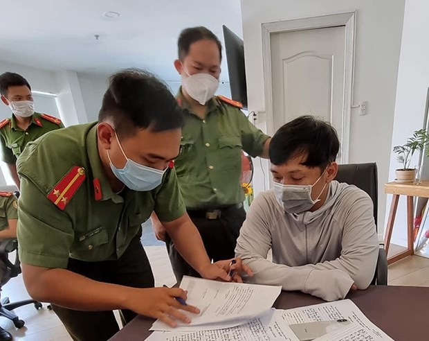 Cơ quan Công an bắt giữ và khám xét nơi làm việc của đối tượng Lê Xuân Thành. (Nguồn: VOV)