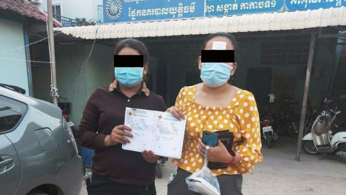 Hai đối tượng buôn bán giấy chứng nhận tiêm chủng vaccine Covid-19 giả. Ảnh: Công an Phnom Penh