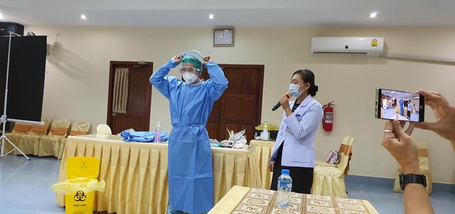 Chuyên gia Việt Nam tổ chức tập huấn công tác chuyên môn và kiểm soát nhiễm khuẩn cho nhân viên y tế thuộc các bệnh viện của tỉnh Champasak ngày 15/5. Ảnh: Bộ Y tế