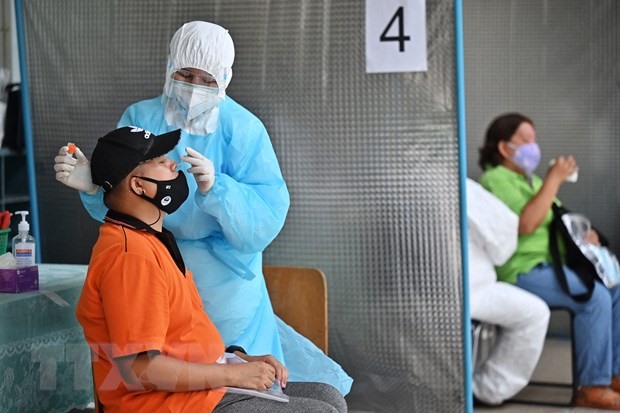 Nhân viên y tế lấy mẫu xét nghiệm COVID-19 cho người dân tại Bangkok, Thái Lan ngày 27/4/2021. (Ảnh: AFP/TTXVN)