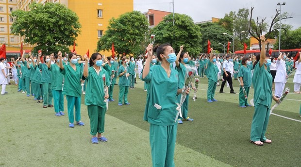 Các bác sỹ, nhân viên y tế của Bệnh viện Việt Nam Thụy Điển Uông Bí gác việc gia đình, tình nguyện chi viện cho Bắc Giang chống dịch. (Ảnh: TTXVN phát)