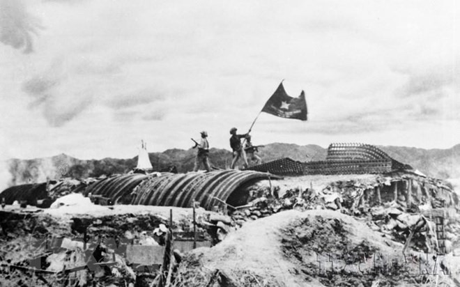 Chiều 7/5/1954, lá cờ “Quyết chiến - Quyết thắng” của Quân đội nhân dân Việt Nam tung bay trên nóc hầm tướng De Castries, đánh dấu thời khắc của chiến thắng Điện Biên Phủ lừng lẫy năm châu, chấn động địa cầu. (Ảnh: Triệu Đại/TTXVN)