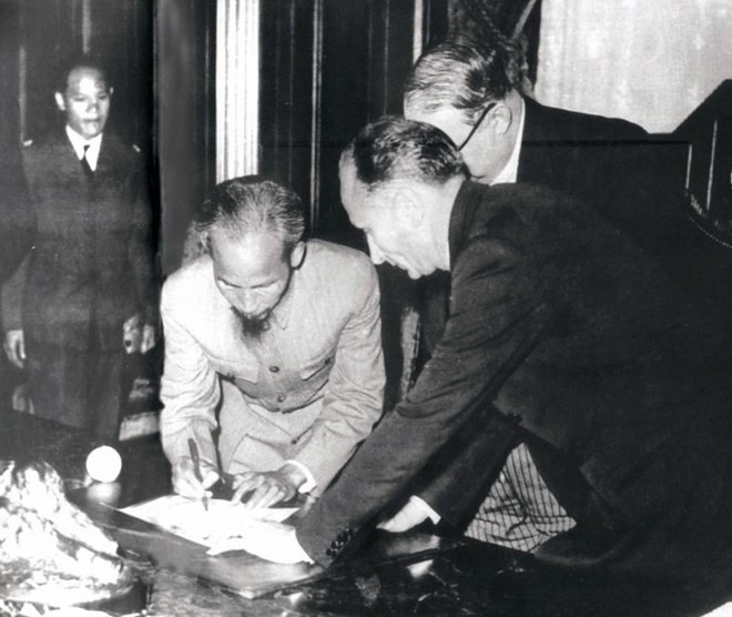 Ngày 14/9/1946, tại Paris, Chủ tịch Hồ Chí Minh đã ký với Pháp bản Tạm ước, tiếp tục nhượng bộ một số quyền lợi kinh tế, văn hóa ở Việt Nam để có thời gian xây dựng và củng cổ lực lượng, tạo thêm thời gian hòa hoãn quý báu cho chính quyền cách mạng non trẻ chuẩn bị lực lượng bước vào cuộc kháng chiến trường kỳ. (Ảnh: Tư liệu/TTXVN phát)