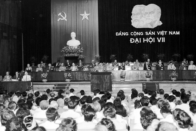 Đại hội đại biểu toàn quốc lần thứ VII của Đảng khẳng định Đảng lấy chủ nghĩa Marx-Lenin và tư tưởng Hồ Chí Minh làm nền tảng tư tưởng, kim chỉ nam cho hành động. (Ảnh: TTXVN)