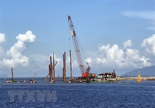 Công trình xây dựng bến cảng hành khách biển Rạch Giá đang thi công. (Ảnh: Lê Sen/TTXVN)
