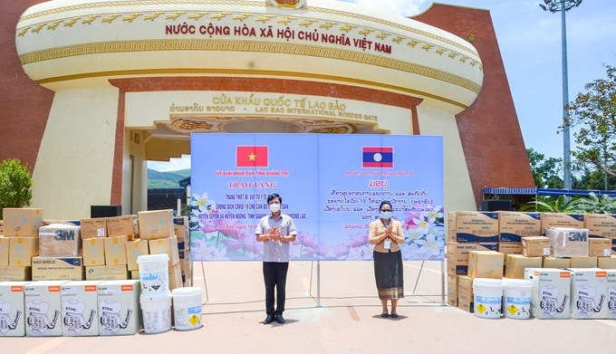 Phó Chủ tịch UBND tỉnh Hoàng Nam (bên trái) và Phó Tỉnh trưởng Savannakhet Ling Thong Xẻng Tà Văn tại lễ trao tặng trang thiết bị, vật tư y tế phòng, chống dịch bệnh COVID-19 ngày 18/5/2021 (Ảnh: Lê Mạnh)