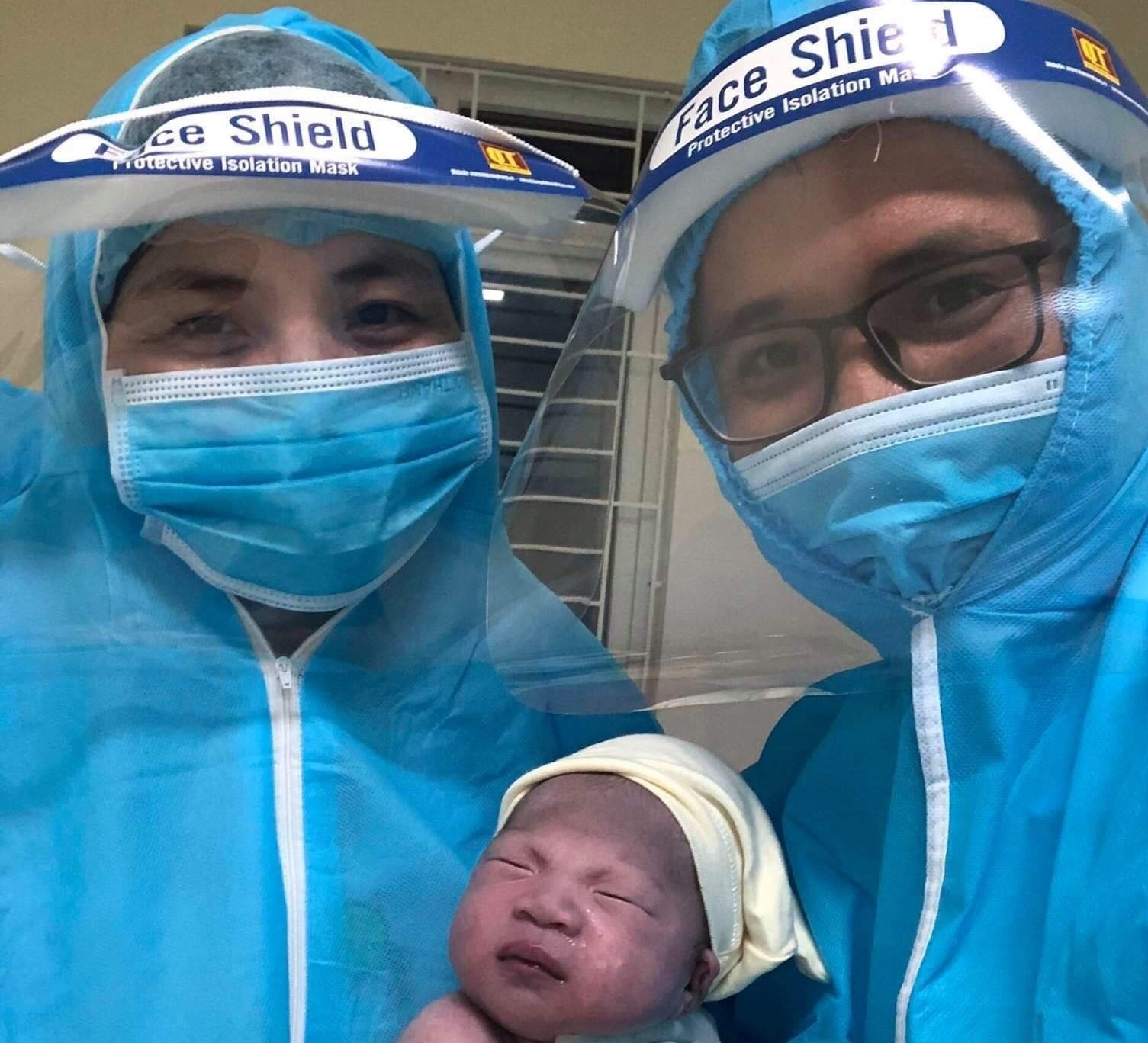 Em bé chào đời trong khu cách ly Bệnh viện Đa khoa khu vực Triệu Hải-Ảnh: N.H.N