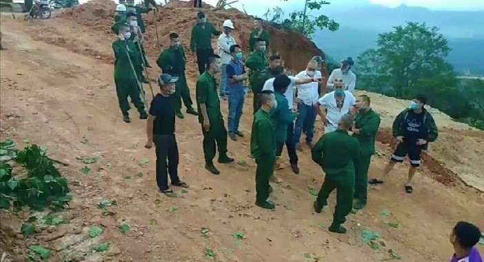 Nhóm người lạ mặt tụ tập ở thôn Tà Núc, xã Húc trong thời điểm địa phương này đang triển khai các biện pháp phòng, chống COVID-19 theo Chỉ thị 15 - Ảnh cắt từ videoclip