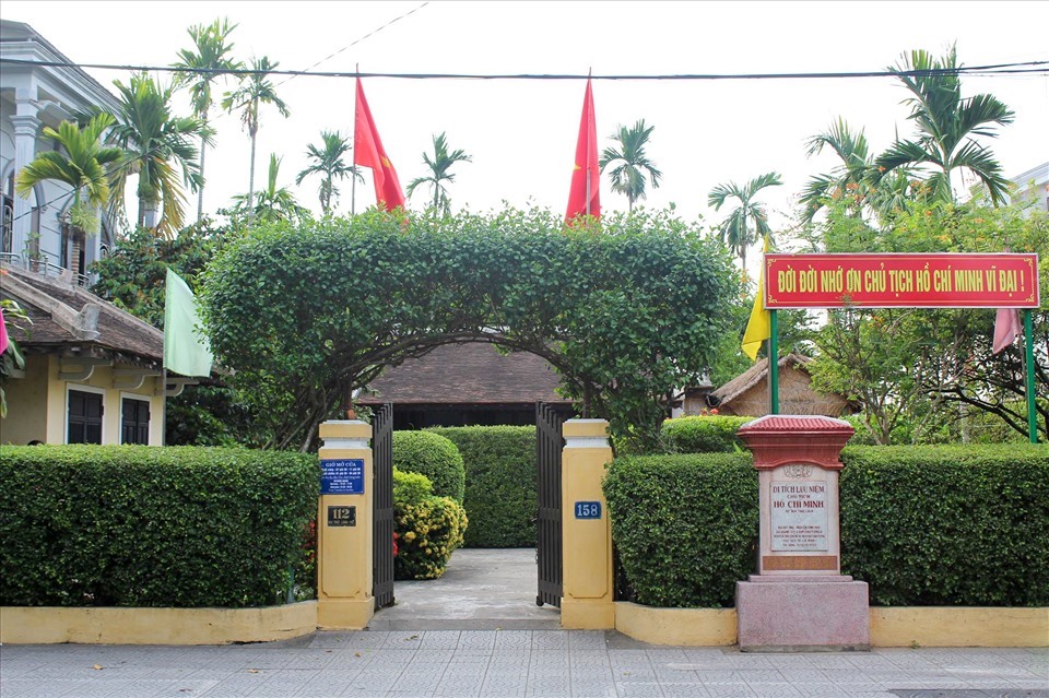 Nhà lưu niệm Bác Hồ (số 112, đường Mai Thúc Loan, phường Thuận Lộc, TP. Huế) là ngôi nhà Chủ tịch Hồ Chí Minh đã sống khi theo gia đình vào Huế lần thứ 1 từ 1895 - 1901.