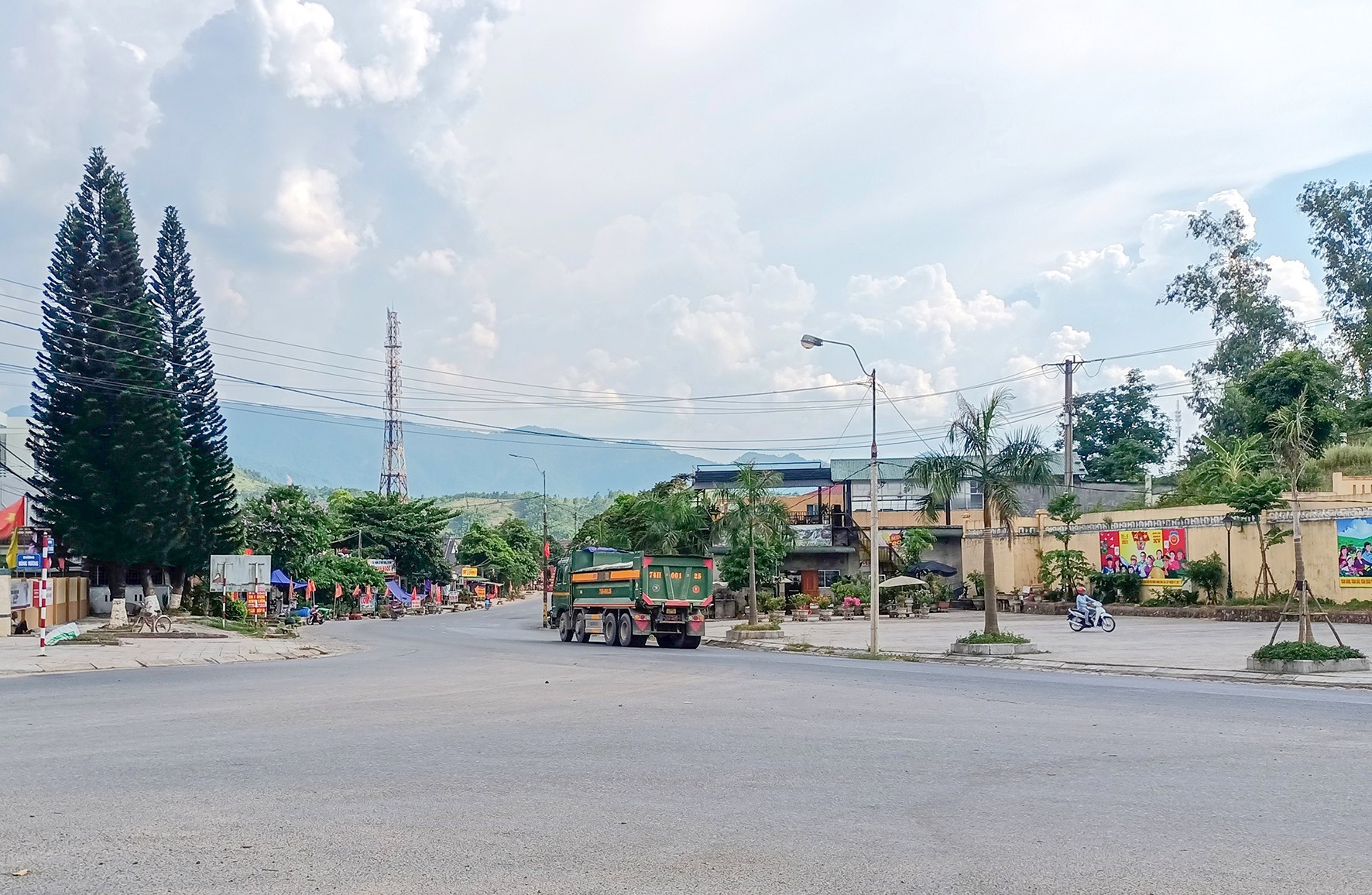 Quốc lộ 9 đoạn đi qua địa bàn thị trấn Krông Klang hiện có bề rộng nền đường chỉ 14 m - Ảnh: N.B​