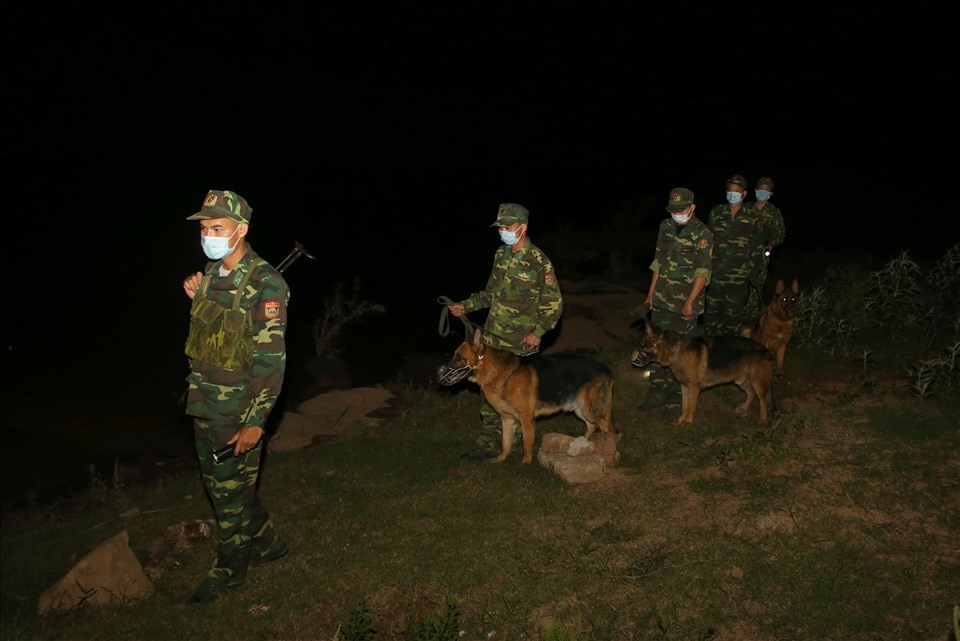 3 chú chó chiến đấu cùng 5 cán bộ chiến sĩ Biên phòng Quảng Trị tham gia tuần tra biên giới trong đêm. Ảnh: Hưng Thơ.