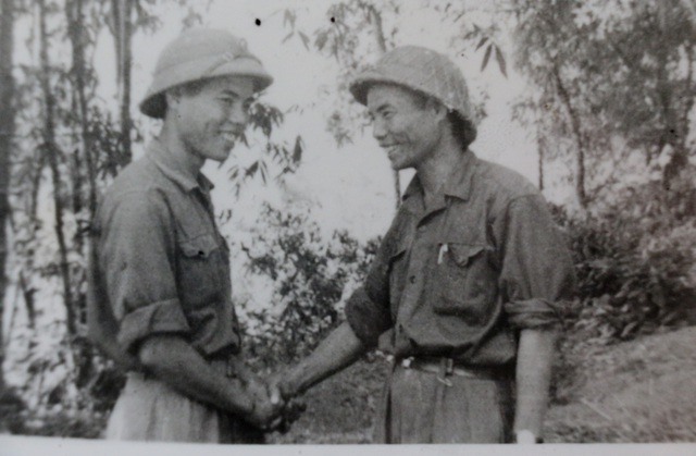 Khoảnh khắc 2 cha con ông Trần Công Chương (bên trái) gặp nhau tại chiến trường Quảng Trị vào năm 1968. (Ảnh: Gia đình cung cấp).