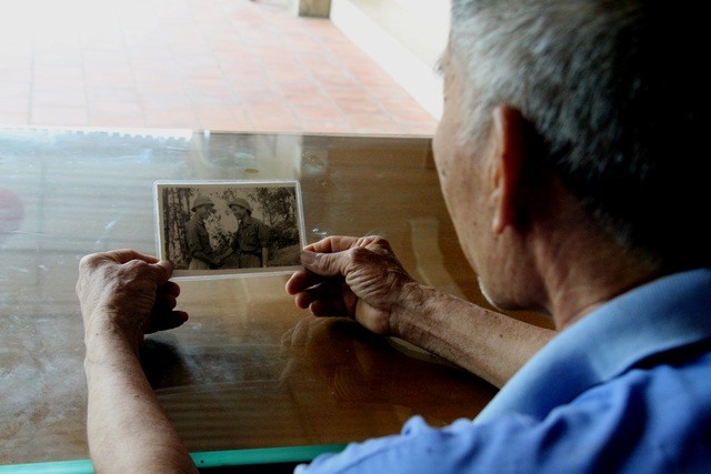 Mỗi lần nhớ cha, ông Chương lại lấy bức hình 2 cha con chụp chung ở chiến trường Quảng Trị ra xem.