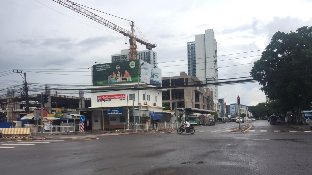 Đường phố Vientiane vắng vẻ trong giai đoạn dịch bệnh bùng phát