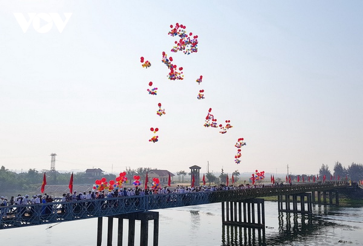 Thả bóng bay trên cầu Hiền Lương với thông điệp “Nguyện cầu cho hòa bình thế giới“.