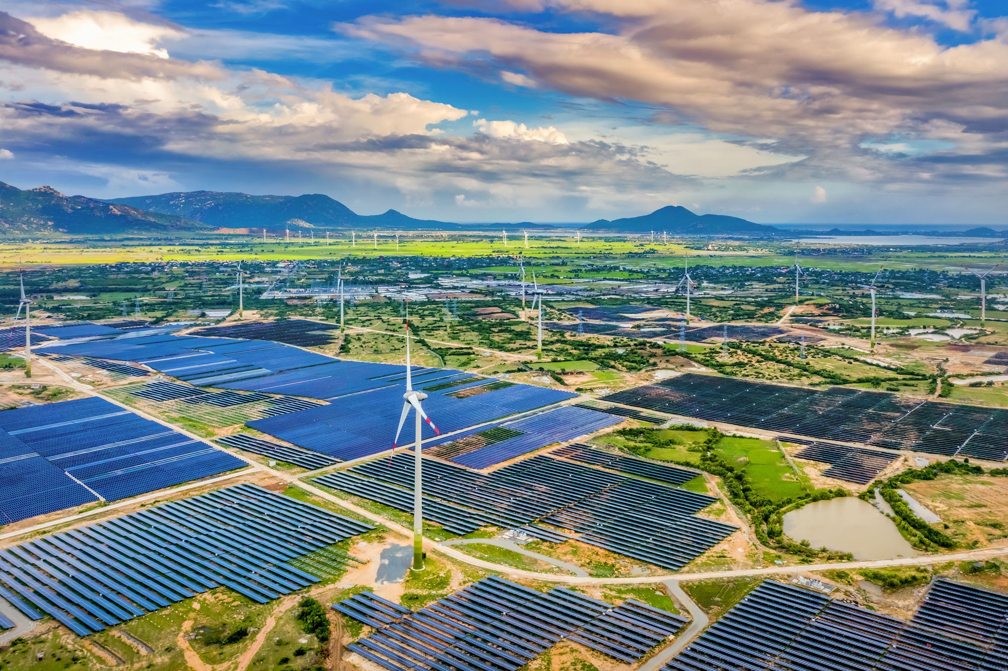 Ninh Thuận đã xây dựng các cơ chế, chính sách đột phá để khuyến khích và thúc đẩy phát triển mạnh mẽ các nguồn năng lượng tái tạo, hình thành trung tâm năng lượng tái tạo của tỉnh (Ảnh Tạp chí Cộng sản)