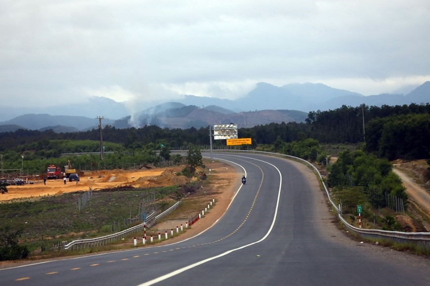 Cao tốc La Sơn-Túy Loan có tổng mức đầu tư 11.485 tỷ đồng, giai đoạn một dài khoảng 77,5km, quy mô 2 làn xe, nền đường rộng 12m. (Ảnh: Huy Hùng/TTXVN)