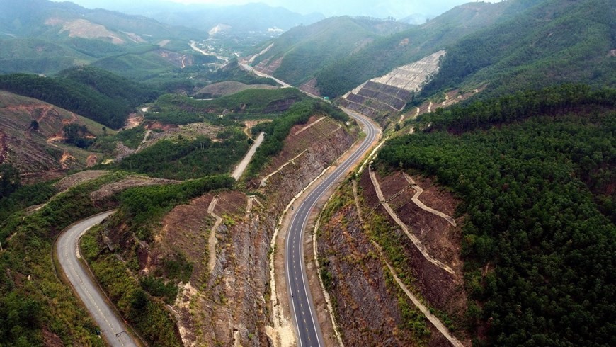 Cao tốc La Sơn-Túy Loan có tổng mức đầu tư 11.485 tỷ đồng, giai đoạn một dài khoảng 77,5km, quy mô 2 làn xe, nền đường rộng 12m. (Ảnh: Huy Hùng/TTXVN)