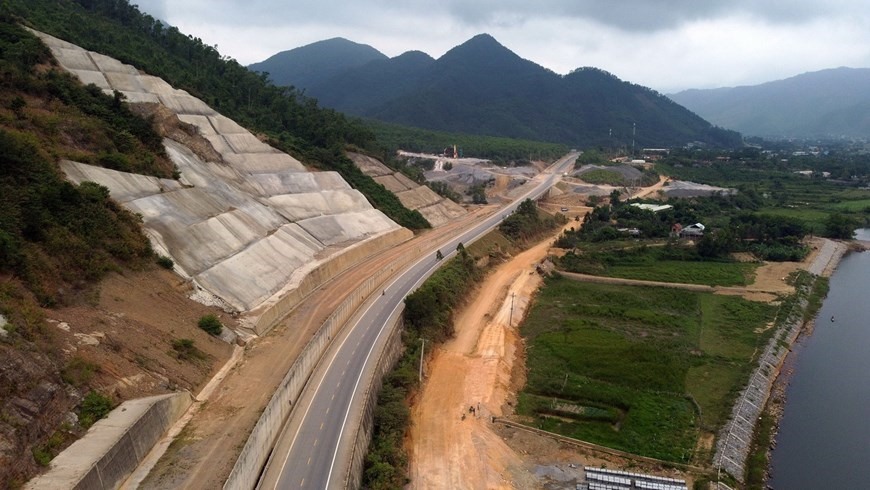Cao tốc đoạn chạy qua địa bàn huyện Nam Đông, Phú Lộc (Thừa Thiên-Huế) đã cơ bản đã hoàn thành. (Ảnh: Huy Hùng/TTXVN)