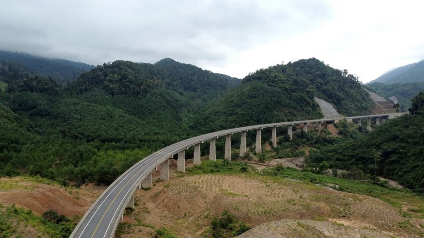 Trên tuyến có 36 cây cầu được bắc qua thung khe của dãy núi Bạch Mã. (Ảnh: Huy Hùng/TTXVN)