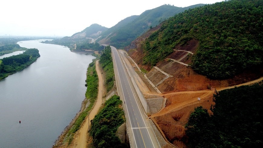 Đoạn Km 61 tuyến cao tốc chạy song song với sông Cu Đê (địa bàn huyện Hòa Vang, Đà Nẵng). (Ảnh: Huy Hùng/TTXVN)