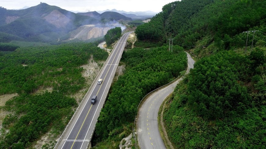Tuyến cao tốc xuyên qua nhiều cánh rừng nguyên sinh và dân sinh của 2 tỉnh. (Ảnh: Huy Hùng/TTXVN)