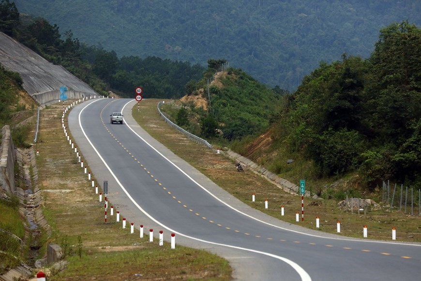 Tuyến đường uốn lượn qua các dãy núi Bạch Mã trên địa bàn tỉnh Thừa Thiên-Huế. (Ảnh: Huy Hùng/TTXVN)