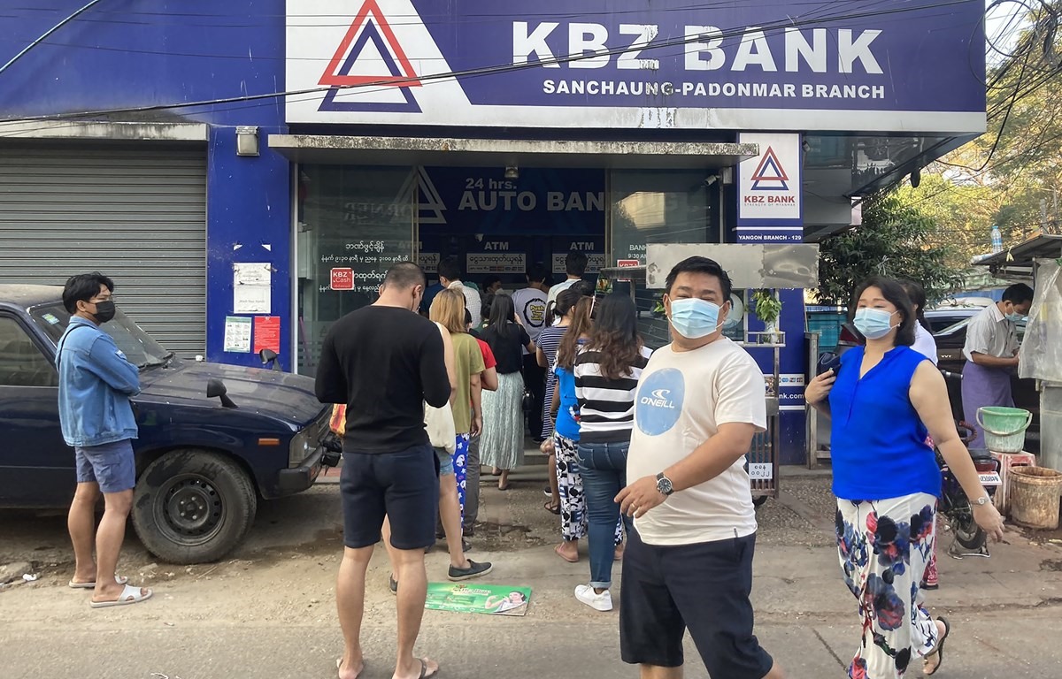 Người dân xếp hàng chờ rút tiền bên ngoài một ngân hàng tại Yangon, Myanmar, ngày 1/2/2021. (Ảnh: AFP/TTXVN)