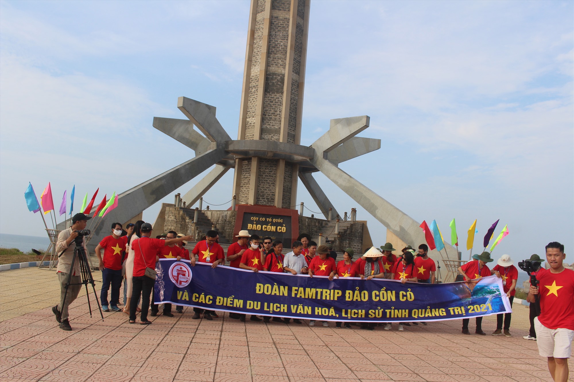 Đoàn Famtrip chụp ảnh lưu niệm tại cột cờ đảo Cồn Cỏ- Ảnh: NTH