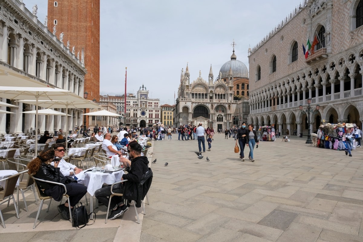 Du khách quốc tế quay trở lại Venice sau khi Italy dỡ bỏ hạn chế cho các quốc gia EU, Anh và Israel. Nguồn: Reuters