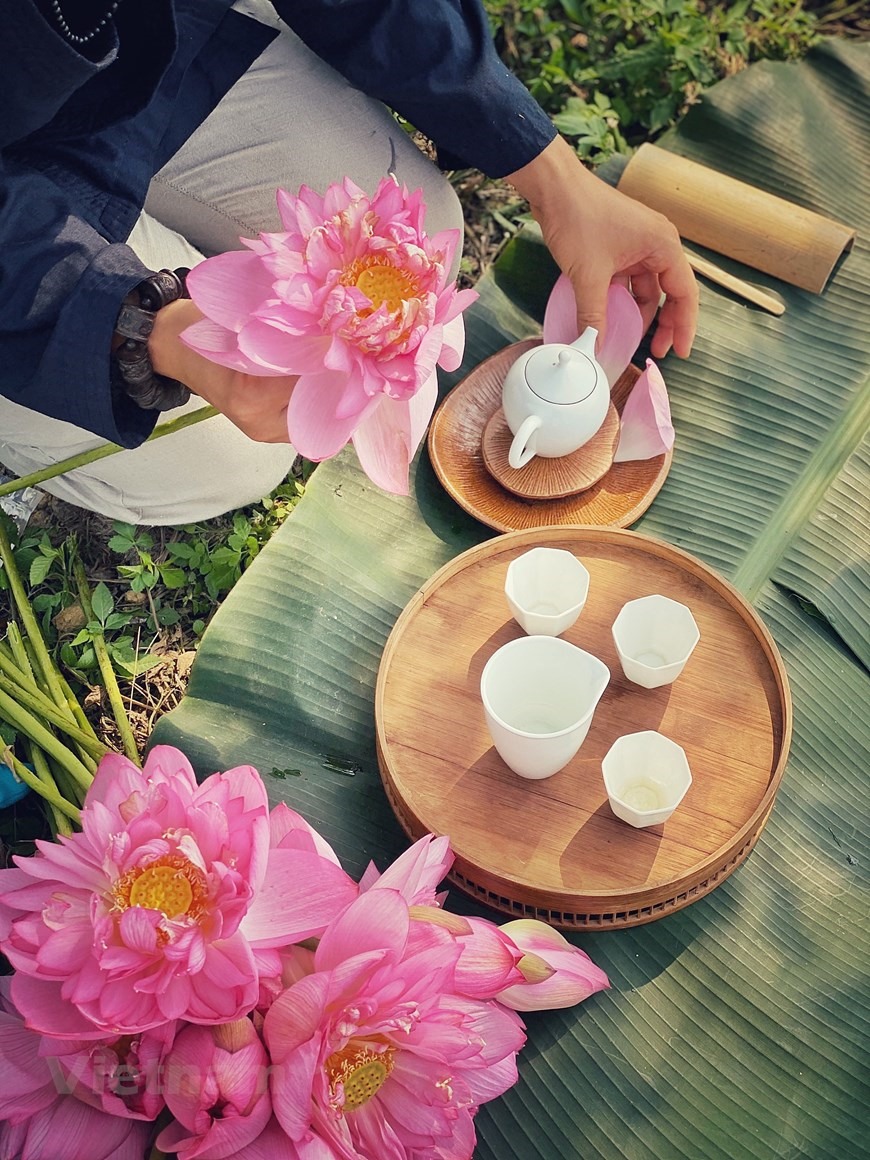 Hoa sen vốn được biết đến là một trong những biểu tượng của Phật giáo. Bởi vậy, ngoài tác dụng tốt cho sức khỏe và tâm trạng người sử dụng, trà sen sớm còn mang trong mình giá trị tâm linh. (Ảnh: Xuân Mai/Vietnam+)