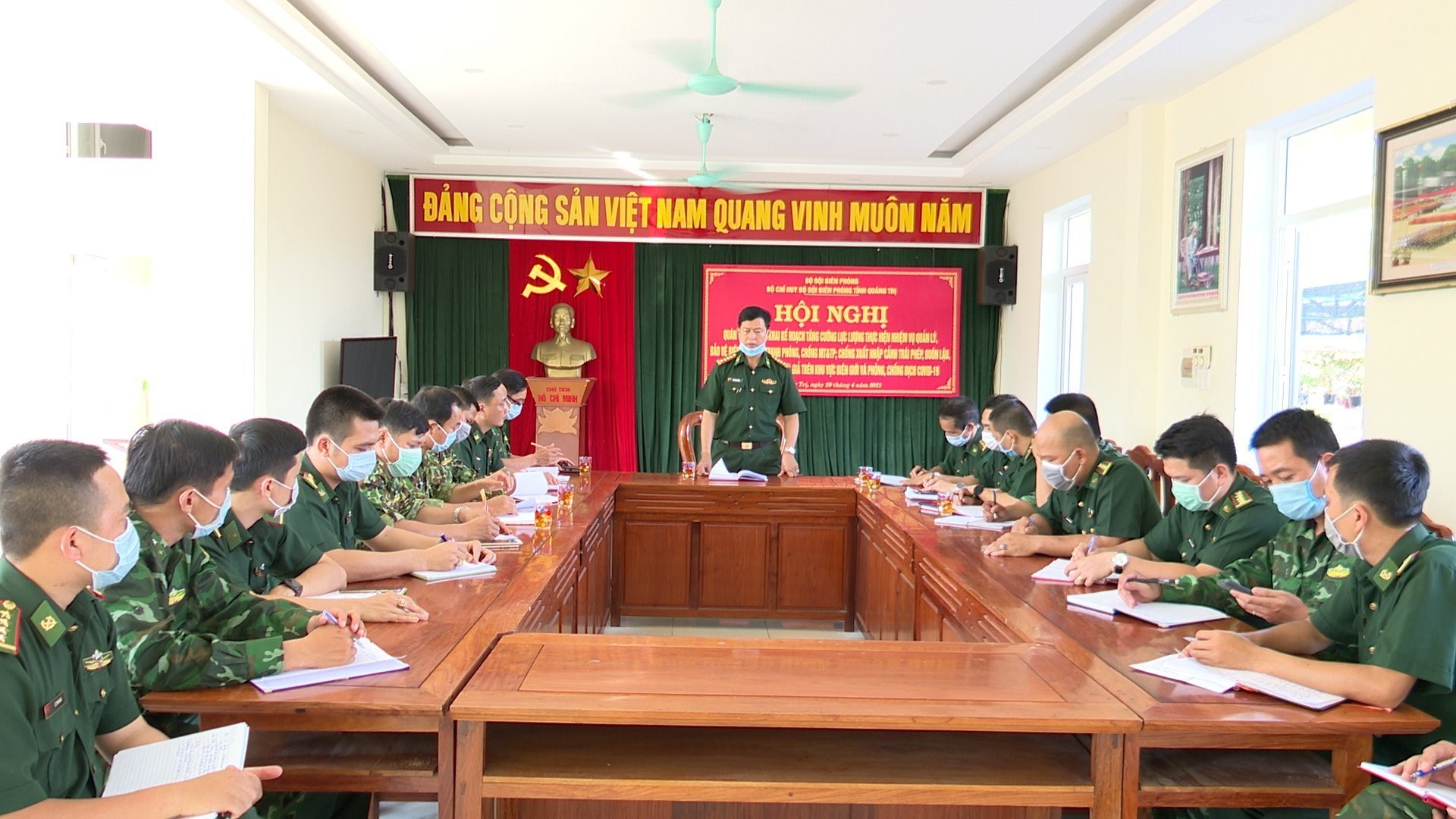 Đại tá Lê Văn Phương, Chỉ huy trưởng BĐBP Quảng Trị làm việc với Đồn Biên phòng CKQT Lao Bảo.