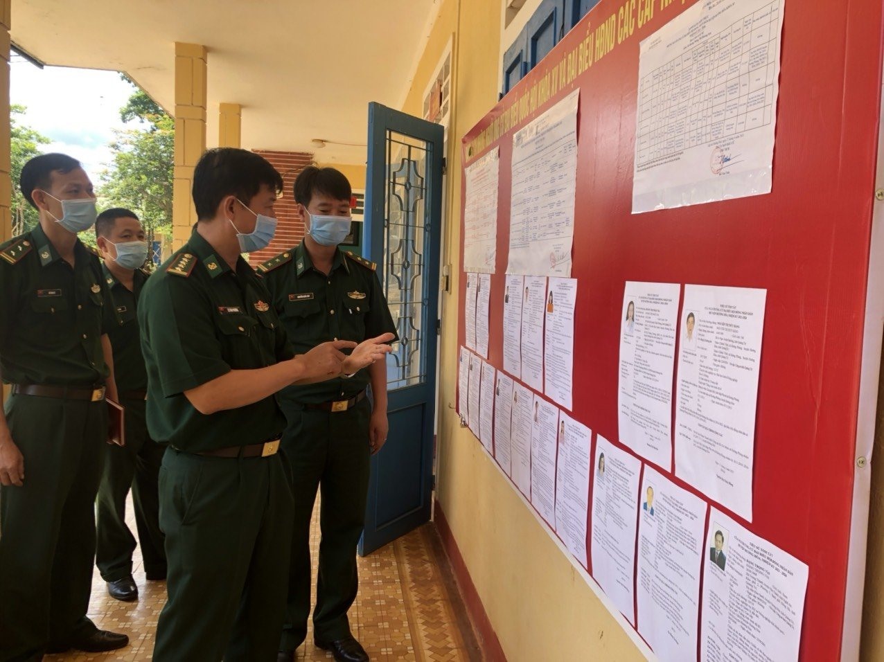 Đại tá Lê Văn Phương, Chỉ huy trưởng BĐBP Quảng Trị kiểm tra bảng niêm yết danh sách cử tri tại Đồn Biên phòng Hướng Phùng.