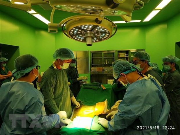 Các bác sỹ Bệnh viện Bà Rịa và Trung tâm điều phối ghép tạng Bệnh viện Chợ Rẫy tiến hành phẫu thuật lấy tạng anh N.T.T. (Nguồn: TTXVN phát)