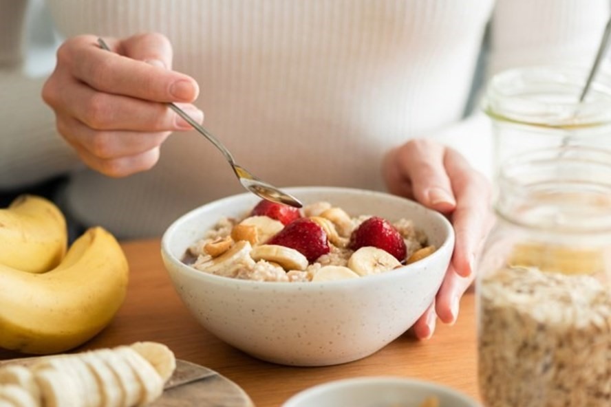 Ăn sáng giúp bạn cảm thấy no lâu trong ngày, có tác dụng cho việc giảm cân. Ảnh: AFP