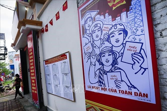Các bảng tuyên truyền phục vụ công tác bầu cử an toàn trong đại dịch được đặt nhiều nơi tại phường Đồng Tiến, thành phố Hòa Bình. Ảnh: Trọng Đạt/TTXVN