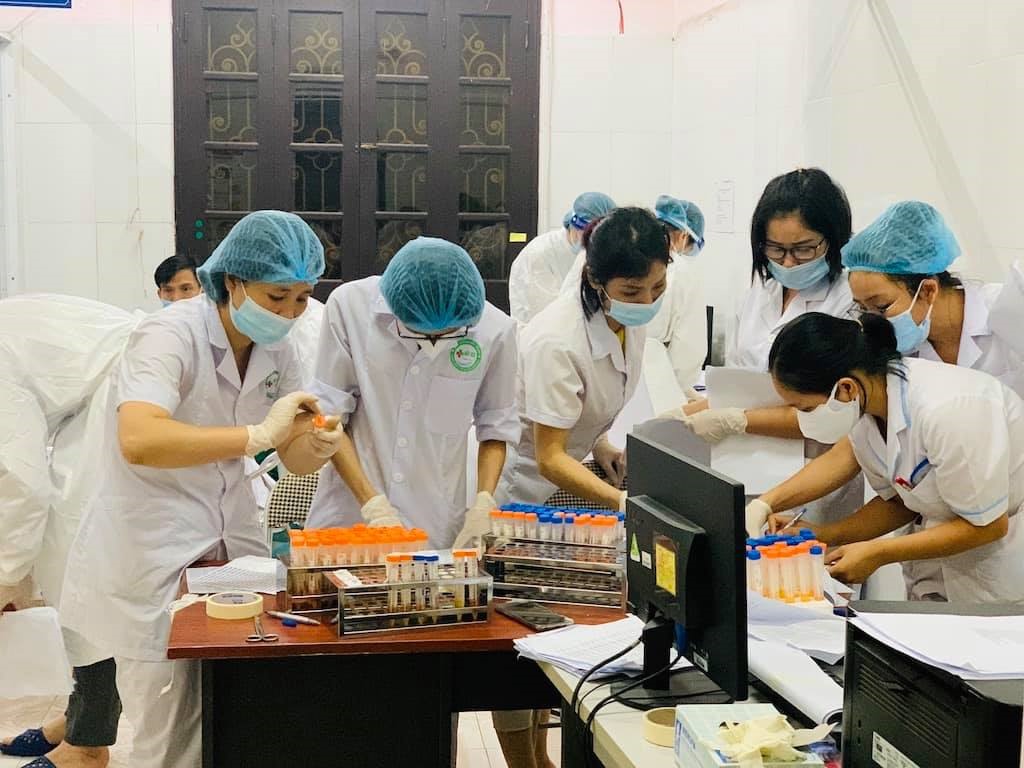 12 giờ đêm, Trung tâm Kiểm soát bệnh tật Bắc Ninh vẫn sáng đèn, không khí làm việc vẫn khẩn trương, các cán bộ y tế liên tục tiếp nhận, phân loại các mẫu xét nghiệm.